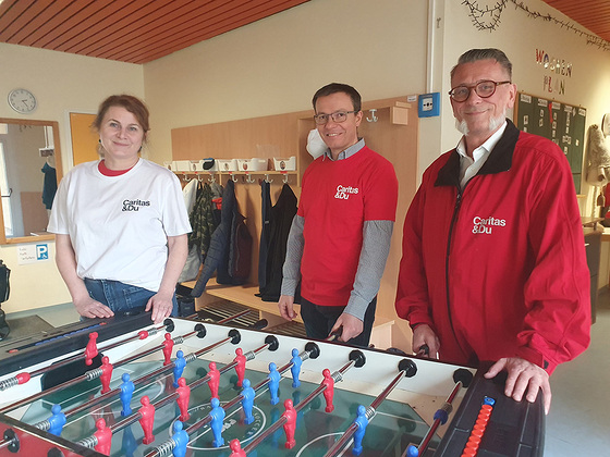 MOSAIK / © Caritas MOSAIK-Mitarbeiterin Andrea Allerstorfer mit Wolfgang Holzinger (li bzw. Mitte) und Christian Krottenauer (re), Leiter der Heilpädagogischen Hortgruppen in St. Isidor.