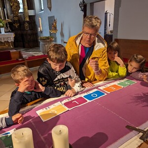 Kinder entdecken den Kirchenraum