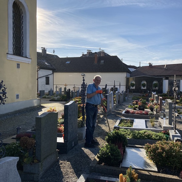 Friedhofspflege im Oktober 2022 durch ehrenamtliche Helfer