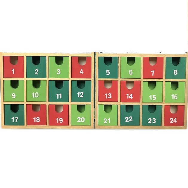 hölzerner Adventkalender mit grünen und roten kleinen Laden