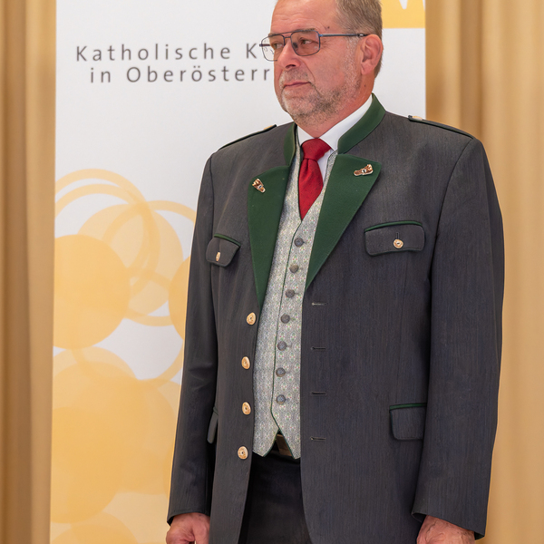 Am 26. September 2024 überreichte Diözesanbischof Manfred Scheuer im Linzer Priesterseminar an engagierte Christ:innen die Florian-Medaille und die Severin-Medaille. Diese diözesanen Ehrenzeichen sind ein Zeichen des Dankes und der Anerkennung für la