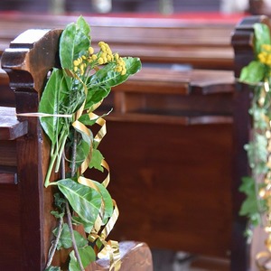 Blumenschmuck an den Kirchenbänken