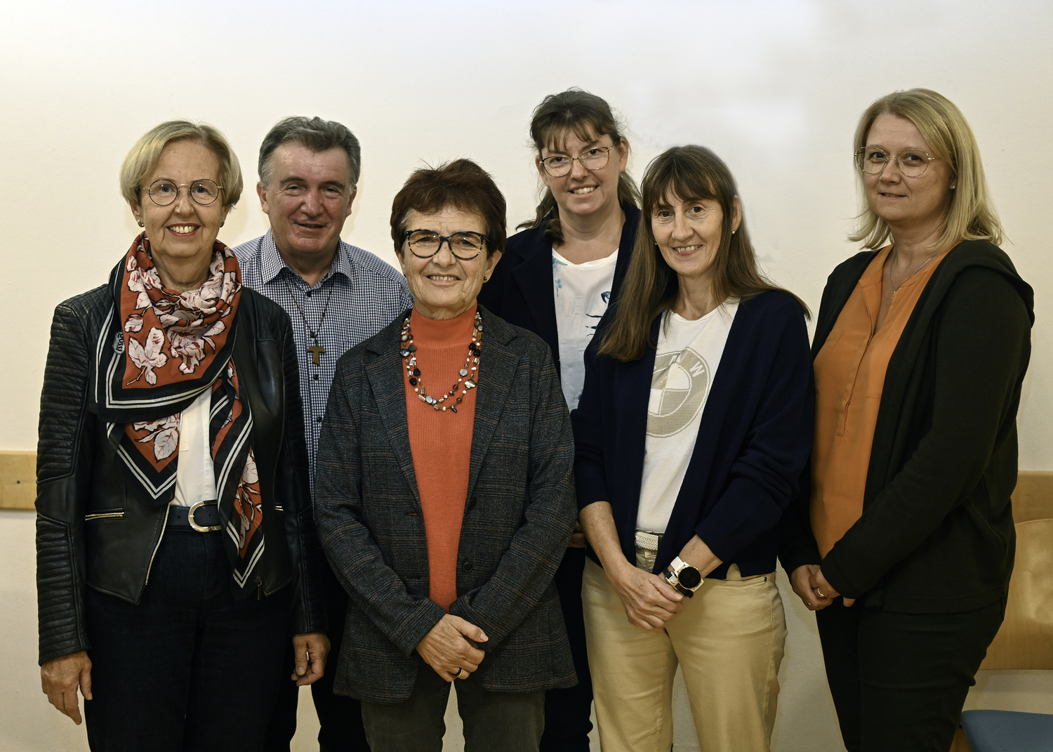 von links nach rechts: Elfriede Bracher, Pfarrer Konrad Hörmanseder, Christa Schabetsberger, Monika Trauner, Elisabeth Nefischer, Alexandra Trauner; Es fehlt Melva Kirchner