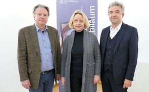 V. l.: Univ.-Prof. Dr. Stephan Grotz (KU Linz), Rektorin Mag. Brigitte Hütter MSc (Kunstuniversität Linz), Vizerektor Univ.-Prof. Dr. Michael Fuchs (KU Linz).