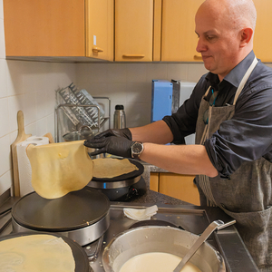 Sternsingerjause Pfarre Kirchdorf - Ambros Gruber bereitet Crepes zu