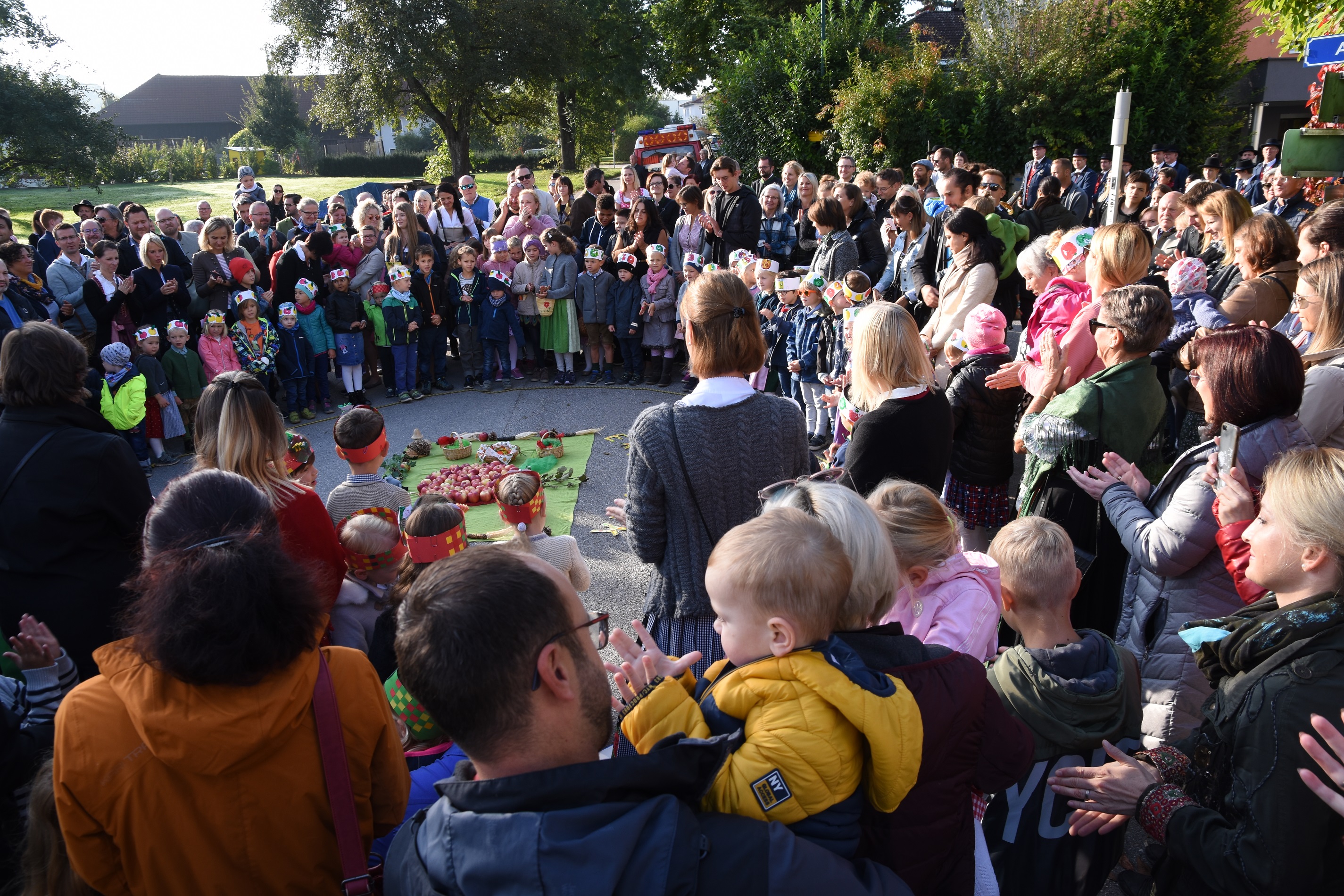 Darbietung der Kinder des Kindergartens