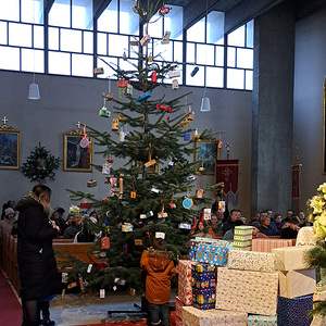 Die Kinder hängen ihre Wünsche auf den Christbaum