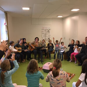 Bischof beim Kinderchor