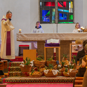 Segnung der Beugerl durch Pfarrer P. Severin Kranabitl.