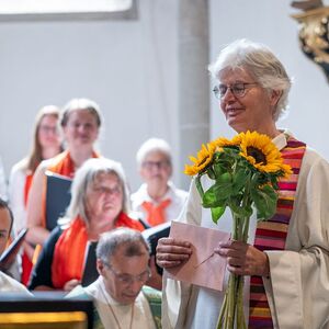 Die  scheidenede Pfarrassistentin Veronika Kitzmüller wird verabschiedet