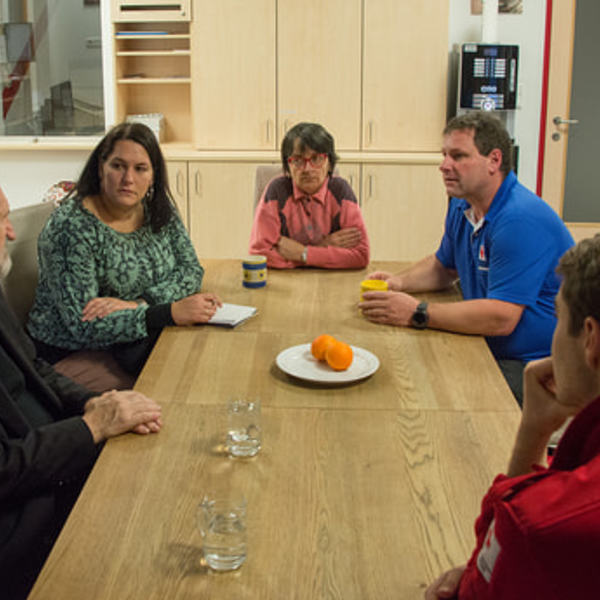 Bischofsvikar Willi Vieböck besucht die Ortsstelle des Roten Kreuzes Weyer im Rahmen der Dekanatsvisitation.