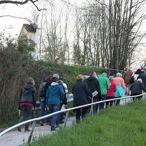 St. Quirinus geht den Kreuzweg auf den Pöstlingberg