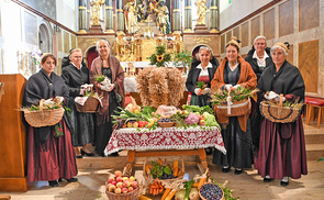 Erntedank Gmunden Stadtpfarre - mit Pfarrer Gerald Geyrhofer und den Goldhauben