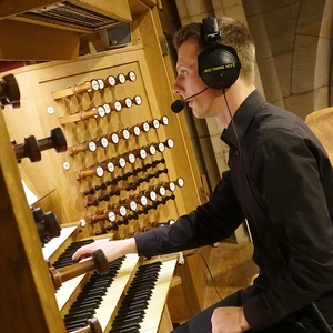 Dommusikassistent Gerhard Raab an der Rudigierorgel