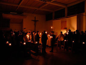 Osterfeuer und Auferstehungfeier in der Kirche.