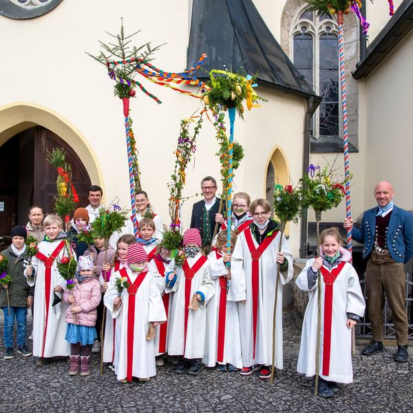 Gruppenfoto mit Palmbuschen