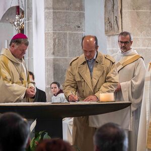 Pfarrer Andreas Golatz, Pastoralvorstand Bruno Fröhlich und Verwaltungsvorstand Thomas Forster – bekundeten vor dem Bischof und der versammelten Feiergemeinde ihre Bereitschaft, die Pflichten dieser Ämter auf sich zu nehmen. 