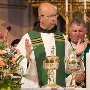 Bischof Manfred Scheuer feiert Sonntagsmesse in der Stadtpfarrkirche St. Stephan