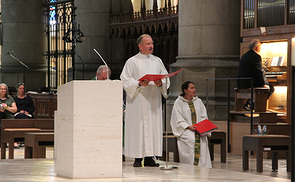 Mag. Josef Lugmayr, Leiter von BEZIEHUNGLEBEN.AT und Beziehungs-, Ehe- und Familienseelsorger der Diözese Linz, Neben ihm: Bischofsvikar Wilhelm Vieböck und die Pfarrassistentin von Linz-St. Konrad Dipl.-Päd.in Monika Weilguni.