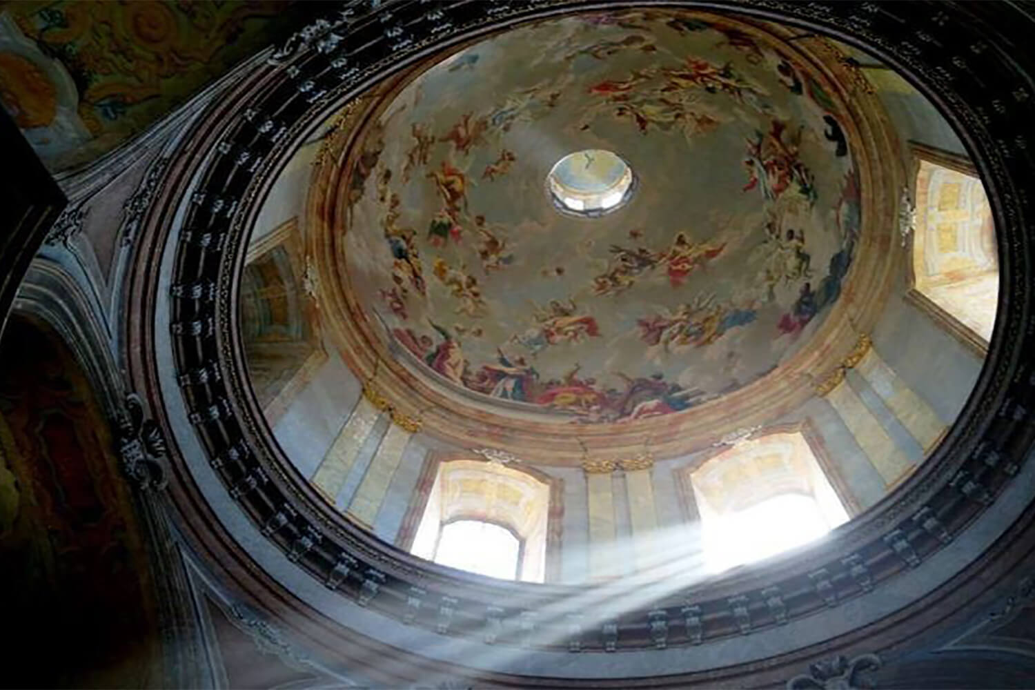 Kuppelaufblick in die Salesianerinnenkirche / © ARTinWORDS/Alexandra Matzner Kuppelaufblick in die Salesianerinnenkirche