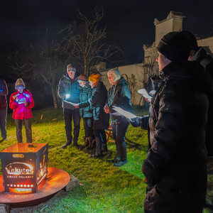 Lebendiger Adventkalender der Pfarre Kirchdorf an der Krems. Adventliche Besinnung - beten, singen und feiern. Anschließend gemeinsam bei Tee wärmen und reden.Bild: Lebendiger Adventkalender bei Familie Steinmann mit Familie Pimminger