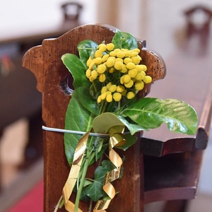 Blumenschmuck an den Kirchenbänken