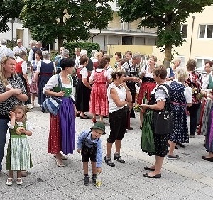 Es wurde auch zu einem gemütlichen Zusammenstehen - bei Getränken und Weckerl - eingeladen.