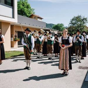 EK - die Musik begleitet uns zur Kirche