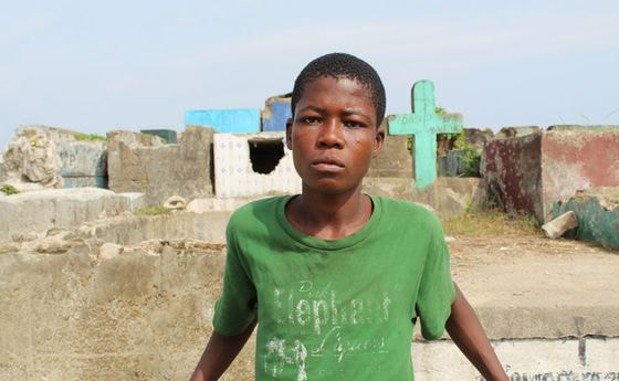 Kind auf dem Zentralfriedhof von Monrovia