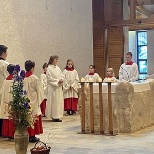 Vater-Unser-Kreis um den Altar