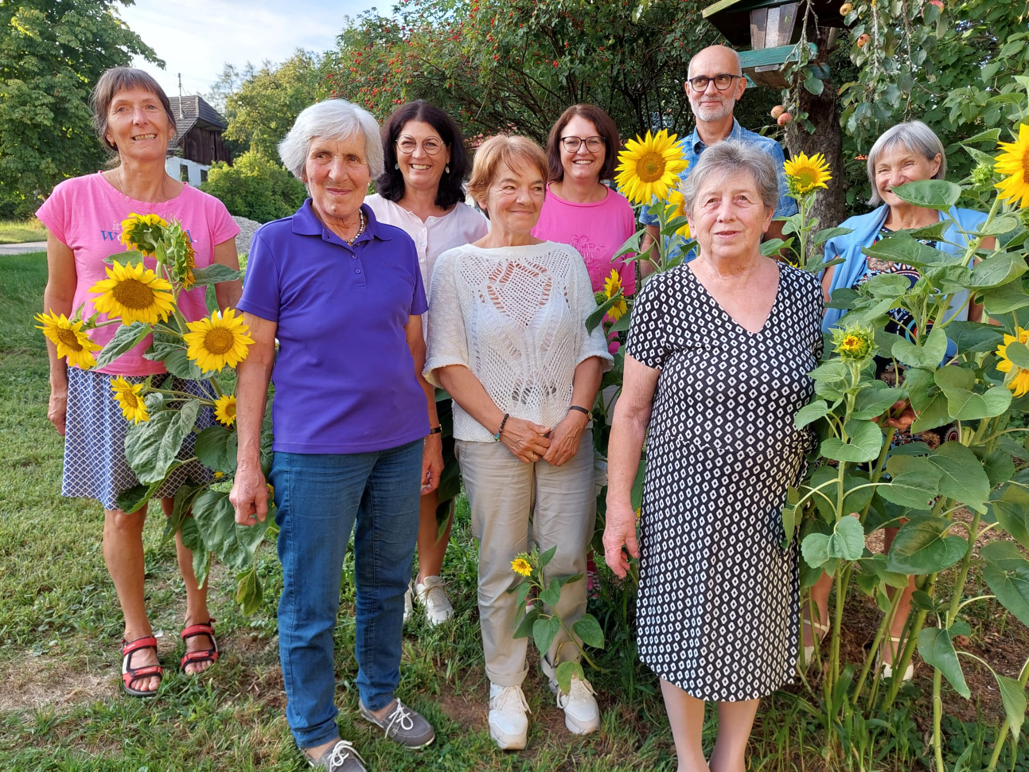 Das Team der Caritas grstuliert der Jubilarin