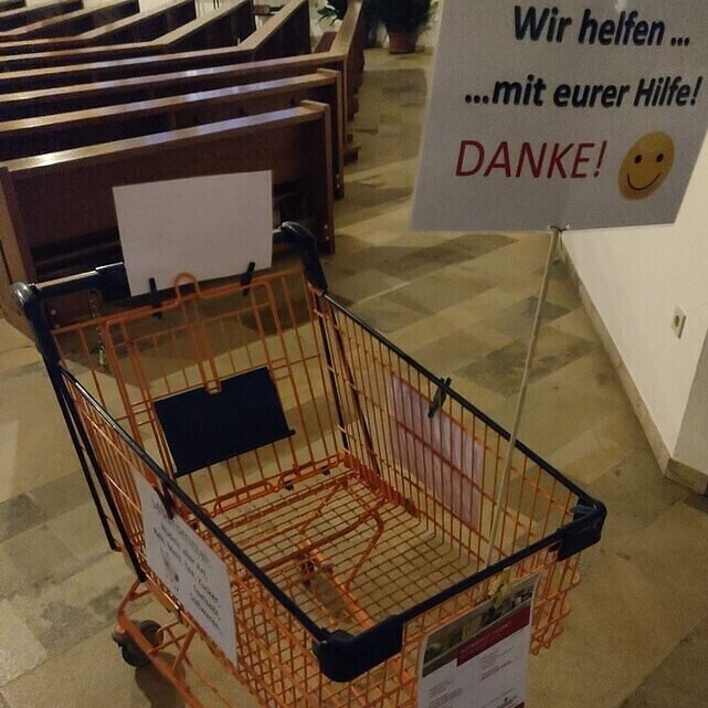 Caritas Aktion im Advent: Einkaufswagen in der Kirche