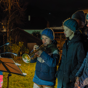 Lebendiger Adventkalender der Pfarre Kirchdorf an der Krems. Adventliche Besinnung - beten, singen und feiern. Anschließend gemeinsam bei Tee wärmen und reden.Bild: Lebendiger Adventkalender bei Familie Steinmann mit Familie Pimminger