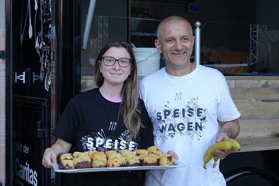 Pflasterspektakel 2018 / © Dommusikverein Linz/Stefanie Petelin Auszubildende Barbara und Ausbildner Dieter vom Speisewagen der Caritas Linz