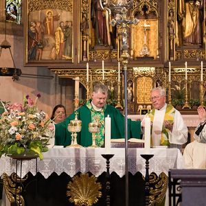 Bischof Manfred Scheuer feiert Sonntagsmesse in der Stadtpfarrkirche St. Stephan