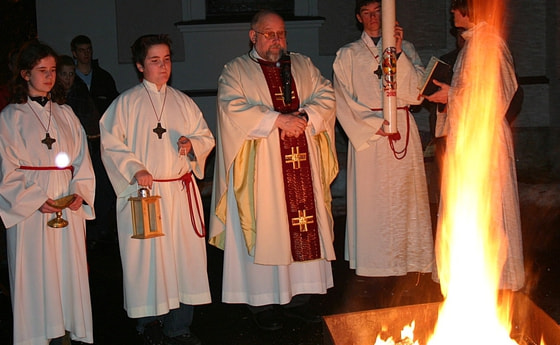 Am Osterfeuer wird in der Osternacht die Osterkerze entzunden. © Reinhard Hörmandinger