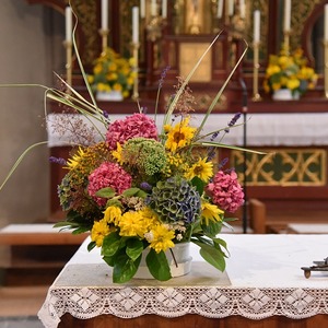 Blumenschmuck am Altar