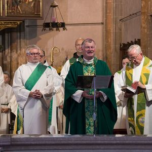 Bischof Manfred Scheuer feiert Sonntagsmesse in der Stadtpfarrkirche St. Stephan