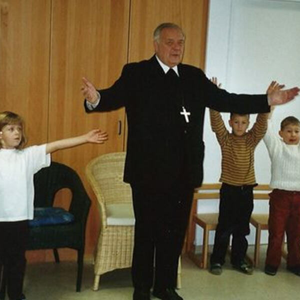 Mit Kindern bei der Visitation der Stadtpfarre Traun (2002)