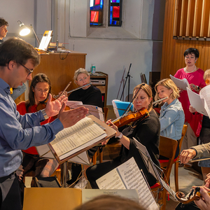 Kirchenchor und Orchester unter der Leitung von Josef Gasser umrahen den Pfingstgottesdienst musikalisch mit der Piccloomini-Messe von W.A. Mozart