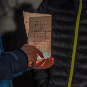 Lebendiger Adventkalender der Pfarre Kirchdorf an der Krems. Adventliche Besinnung - beten, singen und feiern. Anschließend gemeinsam bei Tee wärmen und reden.Bild: Lebendiger Adventkalender bei Familie Steinmann mit Familie Pimminger