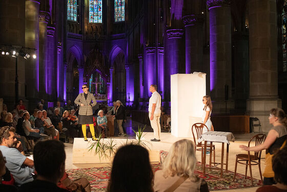 Darf man in der Kirche eine Banane essen? Der Theaterverein Stellwerk ?ffnete in der Langen Nacht der Kirchen im Linzer Mariendom die Augen, Ohren und Herzen.