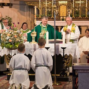 Bischof Manfred Scheuer feiert Sonntagsmesse in der Stadtpfarrkirche St. Stephan