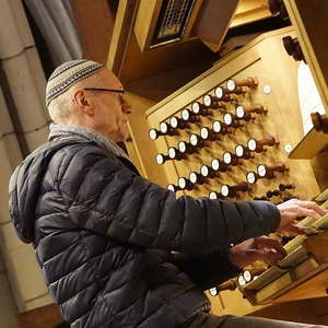 Teilnehmer Josef Grain an der Rudigierorgel