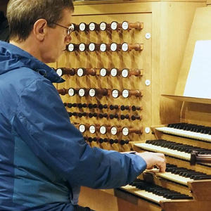 Teilnehmer Johannes Edlinger an der Rudigierorgel