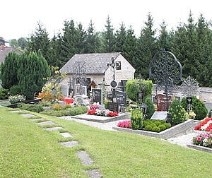 Bergfriedhof am Nordhang der Kirche