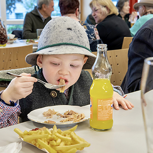 Anton genießt sein Mittagessen!