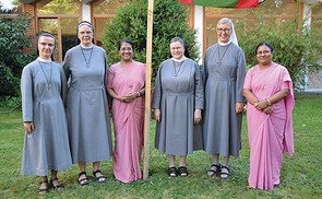 Neue Generalleitung der Kreuzschwestern: Sr. Rahela Lackoviæ, Sr. Dorothee Halbach, Sr. Sheeja Kolacherill, Sr. Marie-Marthe Schönenberger, Sr. Gabriele Schachinger und Sr. Roseline Kujur.