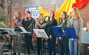 Die Band 'Jamsound' spielte bei der Firmlingsvesper in Neuhofen an der Krems.