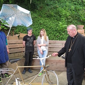 Diözesanbischof Ludwig Schwarz zu Besuch im Jugendprojekt